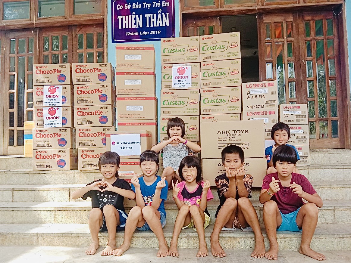 Khép lại một năm thách thức bằng những yêu thương